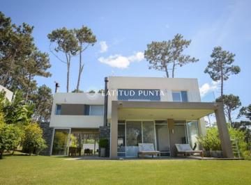 Foto1 · Rincon del Indio, Moderna Casa en Barrio Cerrado