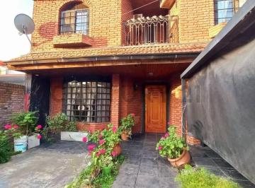 Casa · 180m² · 5 Ambientes · 2 Cocheras · Venta Casa 4 Ambientes - Padua Centro - con Parque y Pileta