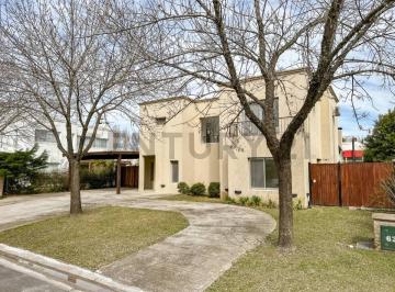 Casa · 298m² · 4 Ambientes · 2 Cocheras · Casa de 3 Dorm. en Venta en Barrio Santa Catalina