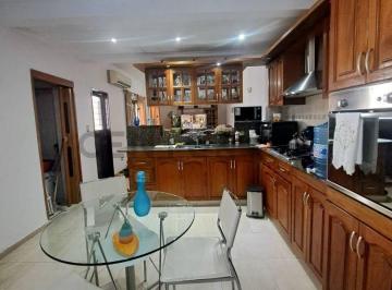 Casa · 230m² · 4 Ambientes · 1 Cochera · Casa de Dos Plantas en Barrio Alta Cordoba