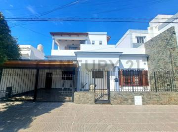 Casa · 230m² · 4 Ambientes · Century21 Ofrece en Venta Hermosa Casa en Barrio Alta Cordoba! la Misma Se Encuentra en La m.