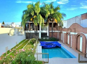 Casa · 540m² · 5 Ambientes · 5 Cocheras · Venta Casa de Categoría en Córdoba Capital Excelente en Barrio General Pueyrr.