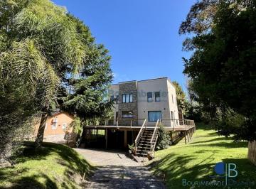 Casa · 215m² · 5 Ambientes · 2 Cocheras · 1041 - Avestruz 389