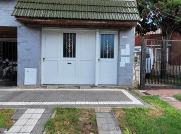Casa de 4 ambientes, Lomas de Zamora · Casa 4 Amb Cochera, jardin de Invierno, patio con Jardin Banfield Oeste