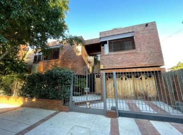 Casa · 200m² · 5 Ambientes · 1 Cochera · Casa - Adrogue