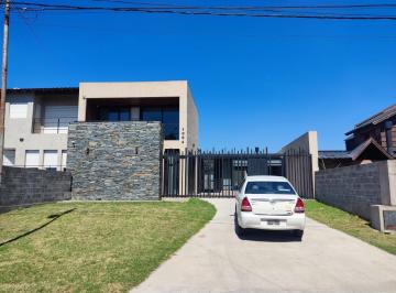Casa · 250m² · 4 Ambientes · Moderno Chalet 4 Ambientes con Piscina!