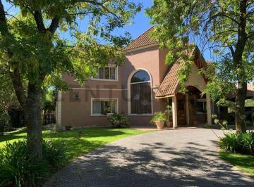 Casa · 300m² · 6 Ambientes · Casa a La Venta en Country Club El Paraiso Hipico @ Golf, Guernica