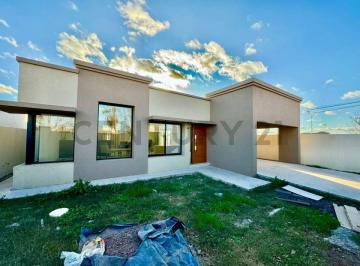 Casa · 250m² · 5 Ambientes · 2 Cocheras · Casa a Estrenar, Se Acepta Permuta.
