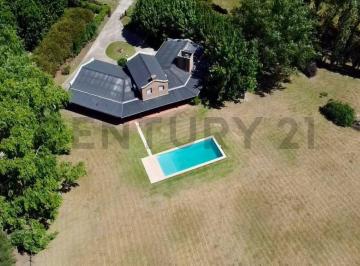 Casa · 250m² · 8 Ambientes · 2 Cocheras · Casa en Venta en Barrio Cerrado