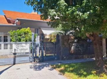 Casa · 240m² · 4 Ambientes · 1 Cochera · Venta de Casa de 3 Dorm. en Guadalupe Este, Santa Fe.