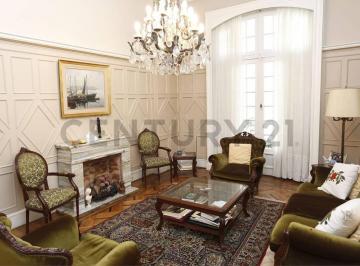 Casa · 300m² · 8 Ambientes · 1 Cochera · Venta Casa Estilo Petit Hotel, Lote Propio.