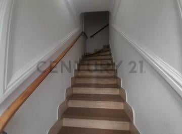 Casa · 146m² · 6 Ambientes · venta PH de 6 Ambientes en Villa Crespo, Ubicado en un Primer Piso por Escalera.al.