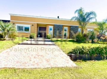 Casa · 220m² · 4 Ambientes · 1 Cochera · Casa en Venta