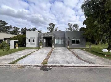 Casa · 180m² · 4 Ambientes · 1 Cochera · Casa en Venta en El Barrio Club de Campo San Lucas