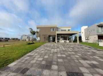 Casa · 297m² · 6 Ambientes · 6 Cocheras · Casa en Venta Terralagos Canning - Ezeiza
