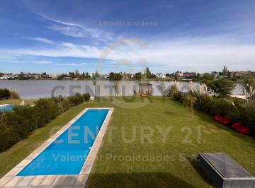Casa · 215m² · 4 Ambientes · 1 Cochera · Casa en Renta