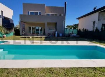 Casa · 190m² · 4 Ambientes · Casa con Amarra en Alquiler Amoblada