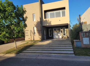 Casa · 190m² · 4 Ambientes · 2 Cocheras · Casa en Alquiler en Vila Marina L