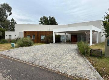 Casa · 235m² · 4 Ambientes · 2 Cocheras · Venta Casa 4 Ambientes en Praderas de Lujan