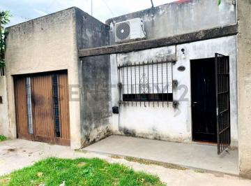 Casa · 70m² · 3 Ambientes · 1 Cochera · 97 Esquina 4, Casa a Reciclar 2 Dorm. en Venta