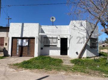 Casa · 70m² · 3 Ambientes · 1 Cochera · 97 Esquina 4, Casa a Refaccionar 2 Dorm. en Venta
