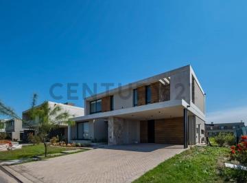 Casa · 220m² · 4 Ambientes · Venta Casa 3 Dorm., Pileta, Cochera. Barrio Vida 1