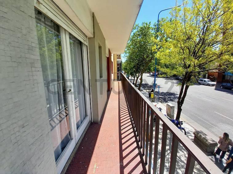 Depto 4 amb, 50m² cubiertos con balcón y patio — Centro