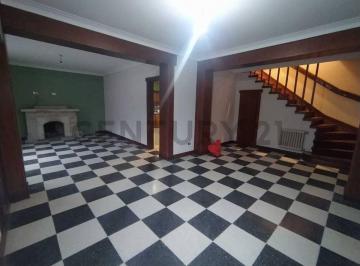 Casa · 220m² · 5 Ambientes · Century 21 Recanatti Ofrece Para La Venta Este Precioso Chalet, en Uno de Los Barrios Mas Exclu.