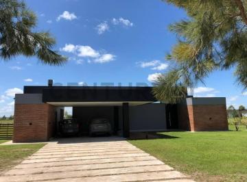 Casa · 198m² · 4 Ambientes · 4 Cocheras · Casa en Venta