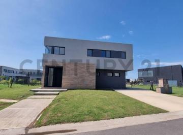 Casa · 240m² · 5 Ambientes · 2 Cocheras · Casa a Estrenar en Barrio Náutico Canal