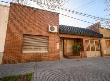 Casa · 175m² · 5 Ambientes · 3 Cocheras · Venta Casa de 3 Dorm., 3 Cocheras y Patio