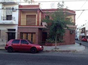 Casa · 250m² · 7 Ambientes · 1 Cochera · Casa en Alquiler - 4 Dorm. 2 Baños - 300 m² - Caballito