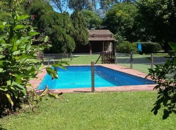 Quinta vacacional · 70m² · 2 Dormitorios · 3 Cocheras · Venta Casaquinta en 2400 m² de Lote con Pileta