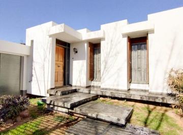 Casa · 250m² · 10 Ambientes · 2 Cocheras · Encantadora y Práctica Casa 1er Etapa Barrio Santa