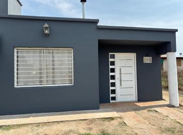 Casa · 93m² · 3 Ambientes · 1 Cochera · Hermosa Casa en Siquiman con Piscina