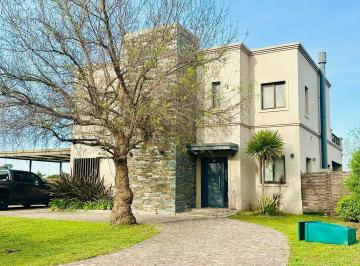 Casa · 250m² · 4 Ambientes · 4 Cocheras · Alquiler Hermosa Casa Totalmente Amueblada