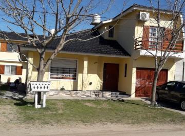 Casa · 4 Ambientes · Venta en Block! Chalet y 4 Departamentos
