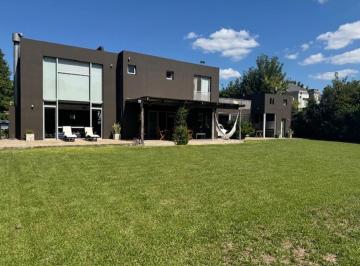 Casa · 350m² · 5 Ambientes · 2 Cocheras · Casa El Establo a La Venta - Cuan Propiedades