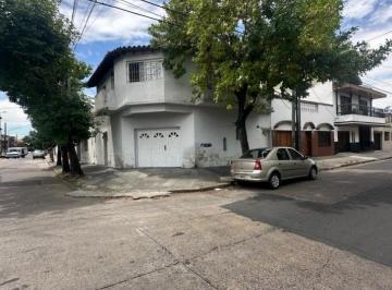 Casa · 220m² · 6 Ambientes · 1 Cochera · Venta en Block - Apto Credito - Casa 3 Amb. con Amplia Cochera y Dpto 3amb. con Terraza - Entradas I