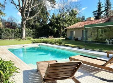 Casa · 250m² · 5 Ambientes · 2 Cocheras · Casa en Venta Ubicado en Highland Park Cc, Pilar, G. B. a. Zona Norte