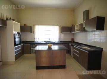 Casa · 175m² · 8 Ambientes · 1 Cochera · Casa en Venta en Carmelo Zona Centro