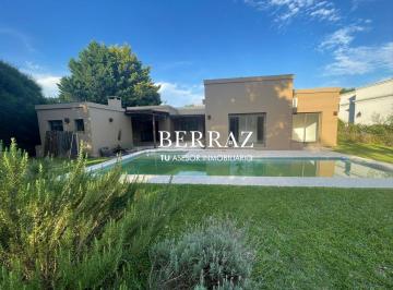 Casa · 216m² · 5 Ambientes · 1 Cochera · Casa Venta 4 Dorm. Saint Matthews Lote de 843 m² Pilar