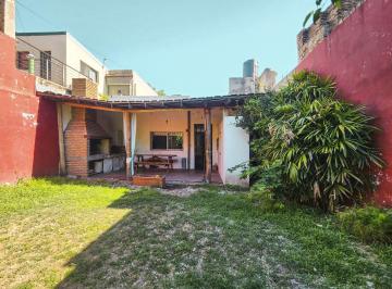 Casa · 126m² · 6 Ambientes · 1 Cochera · Casa de 2 Dorm. con Cochera, Parrillero y Gran Jardín