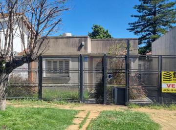 Casa · 60m² · 3 Ambientes · Excelente Lote con Casa de 2 Ambientes Para Refacción!