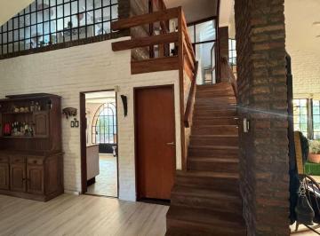 Casa · 250m² · 3 Dormitorios · 2 Cocheras · Casa de Categoría en Santo Tome