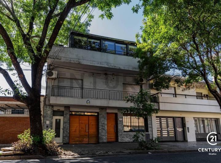 Casa · 245m² · 5 Dormitorios · 1 Cochera