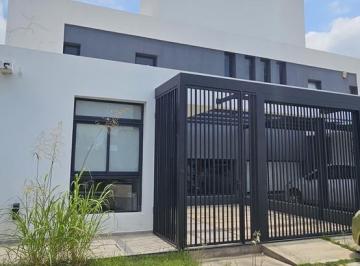 Casa · 135m² · 4 Ambientes · 2 Cocheras · Duplex en La Calandria 3 Dorm