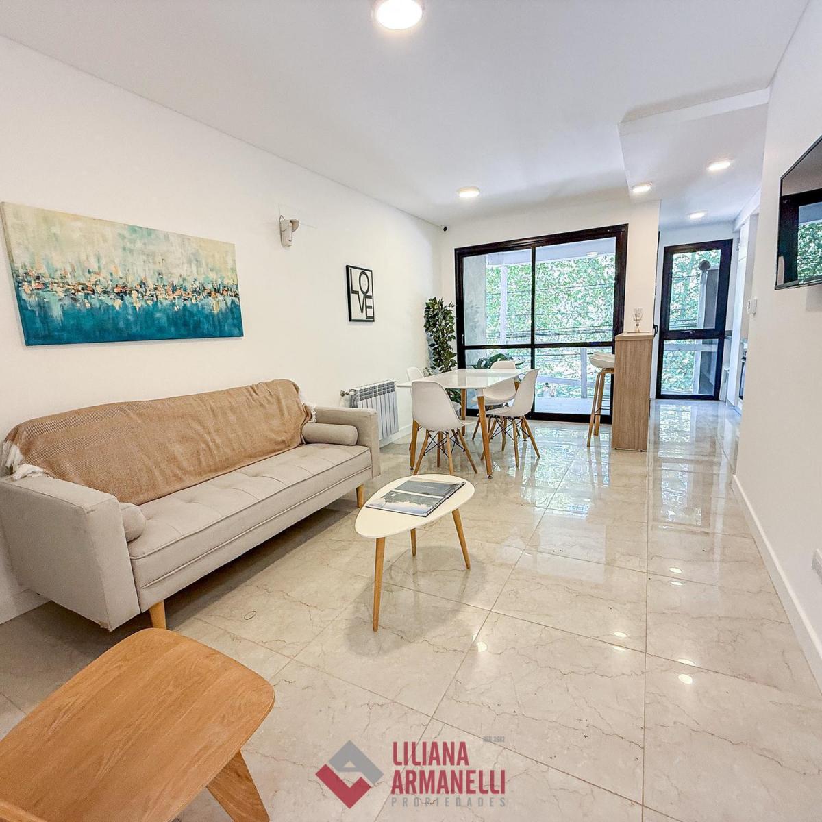 Departamento en pozo. Living comedor con balcón saliente. Cocina con barra desayunadora y amoblamiento a medida. Dormitorio con vestidor y baño en suite. Toilette.