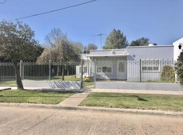 Casa · 70m² · 5 Ambientes · 1 Cochera · Casa en Venta en San Martin Al 200, Entre Pereda y Belgrano, Máximo Paz