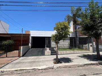 Casa · 160m² · 3 Dormitorios · 1 Cochera · Venta - Casa Apta Credito 4Dorm. 2baños - Barrio Maipu